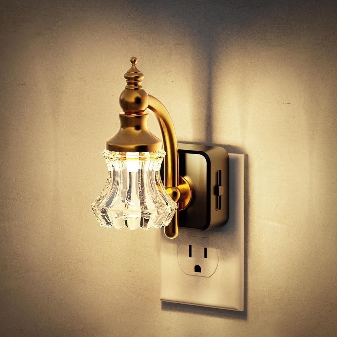 Antike Wandleuchte – Klassisches Steckdosenlicht im Vintage-Messing-Design